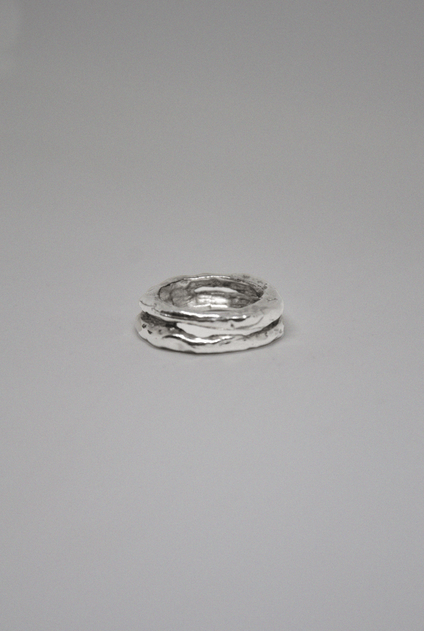 Anillo Diplos hecho a mano en plata por The Ink