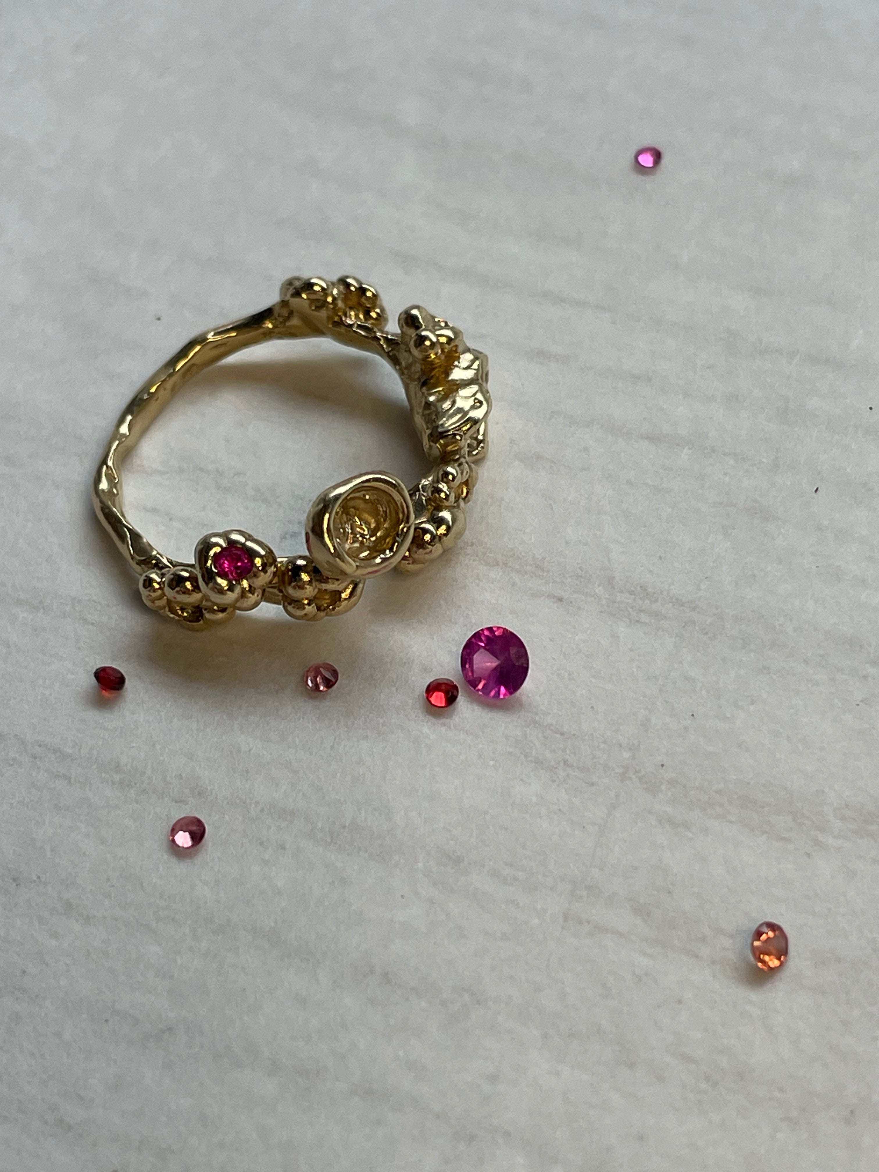 Anillo en elaboración bañado en oro junto a las piedras precisas que se le van a añadir