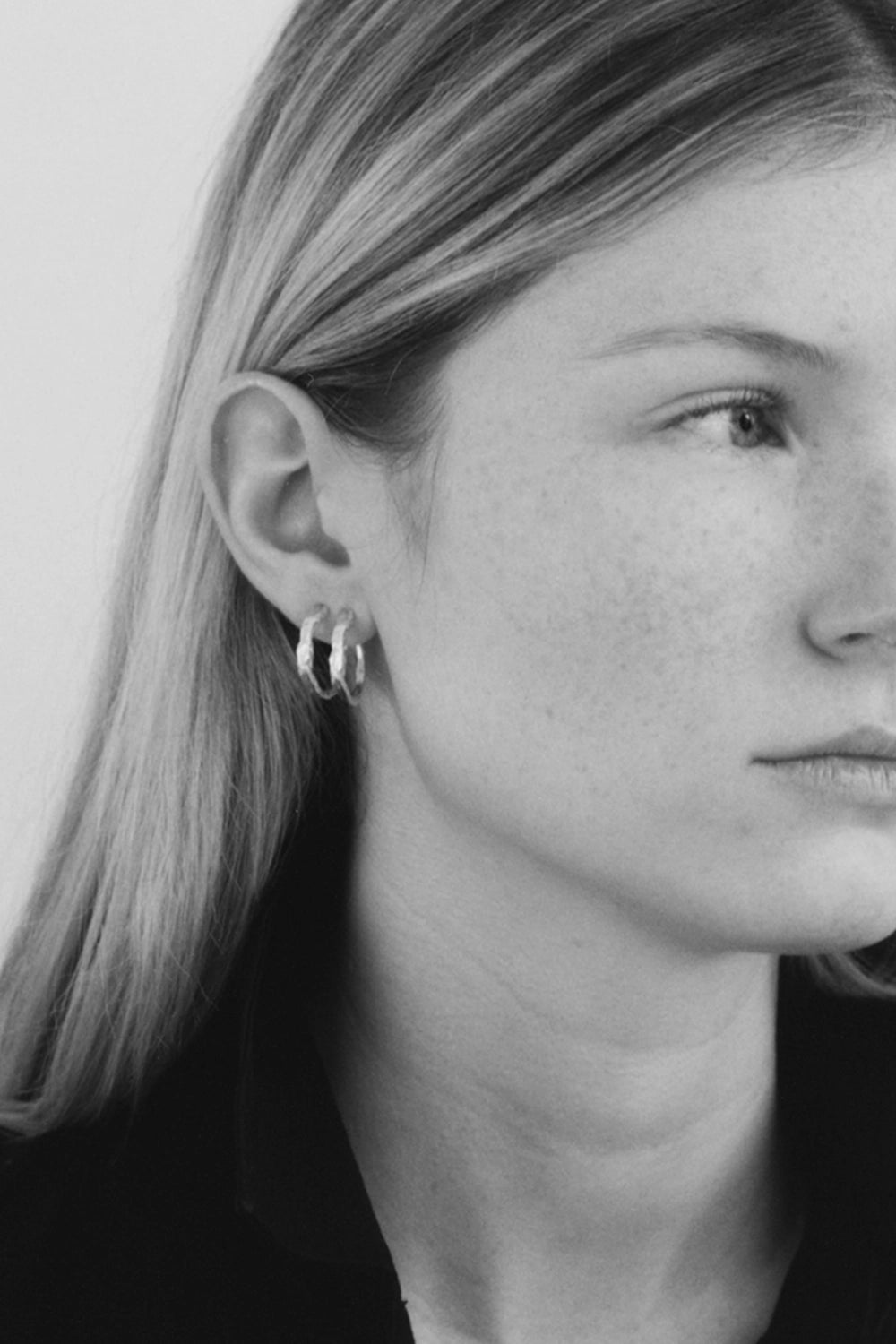 Modelo llevando pendientes de plata artesanales